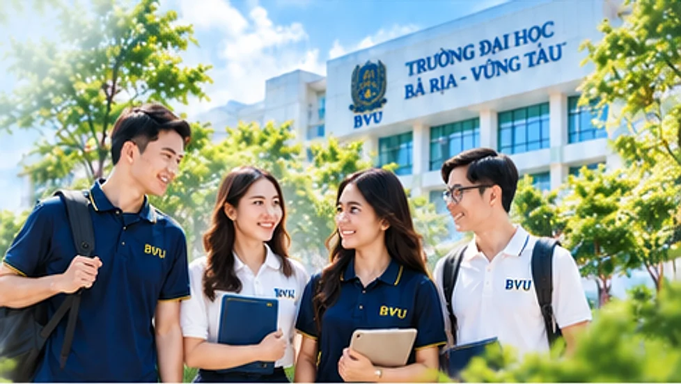 Sinh viên BVU trước tòa nhà Trường Đại học Bà Rịa – Vũng Tàu